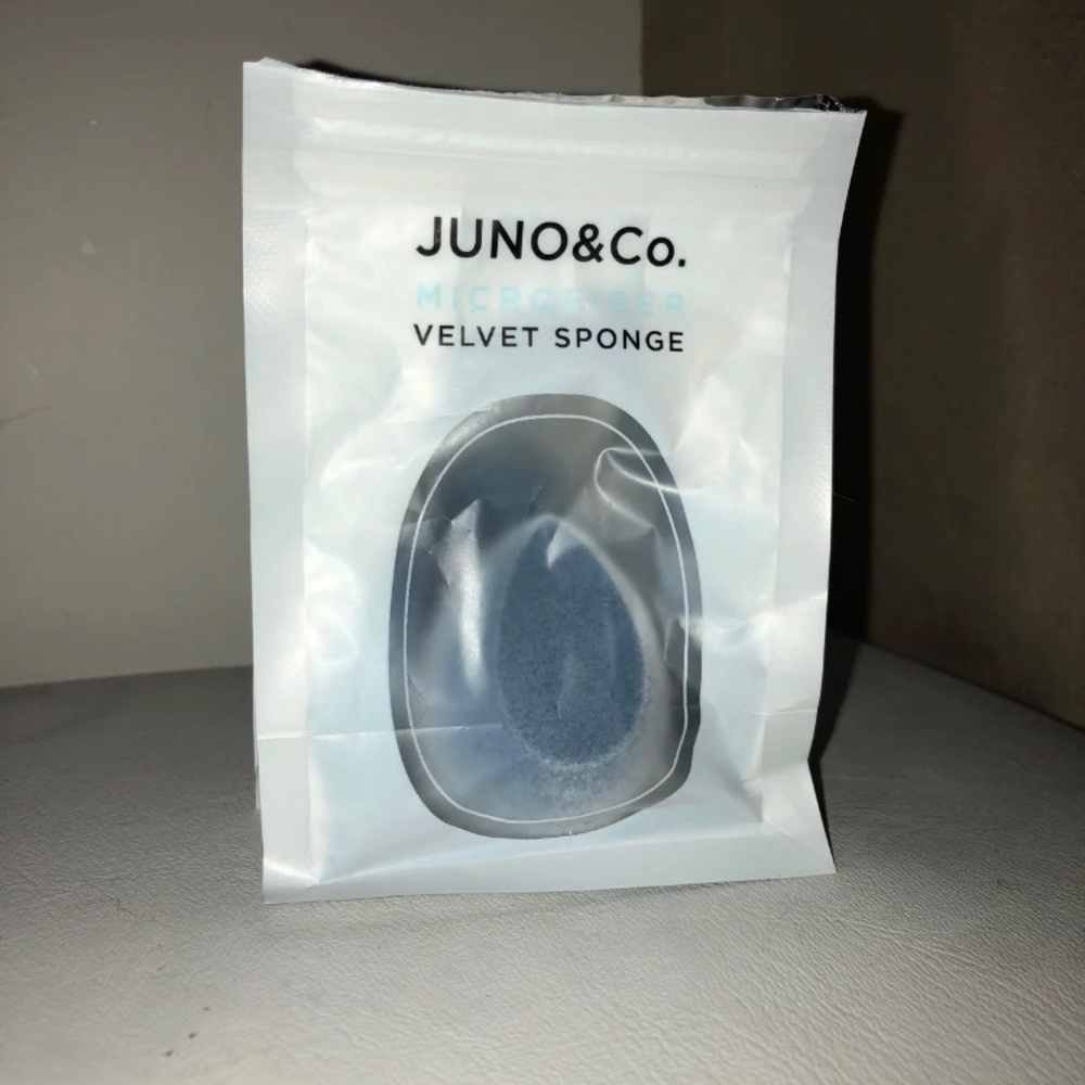🔴SOLD ON MERC🔴Velvet beauty blender